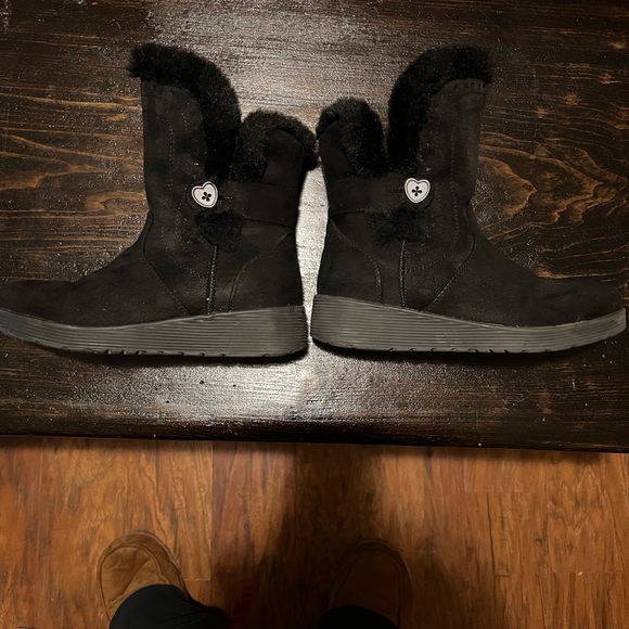 Size 1 girls sketchers, keepsake, wedge, furry boots. - Picture 1 of 4